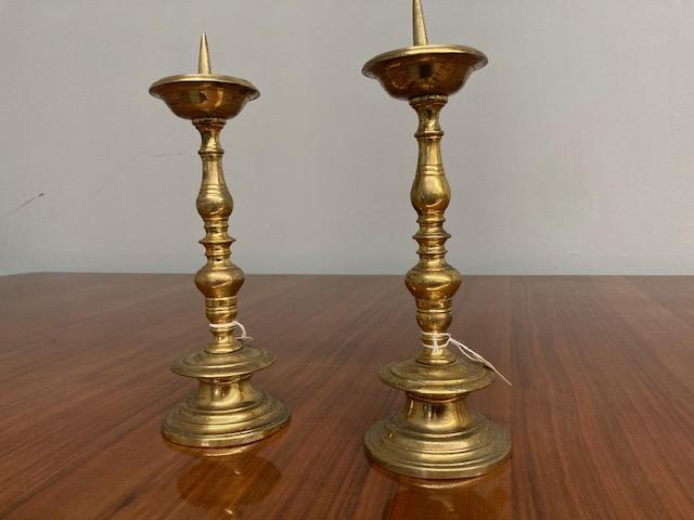Paire de chandeliers en bronze Empire début XIXe siècle. Hauteur : 27 cm.